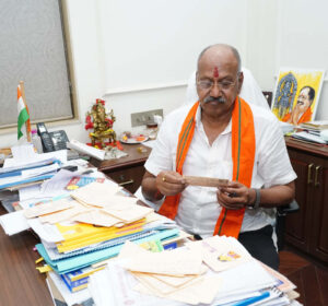 शिक्षा मंत्री को मिले प्राइमरी स्कूल की बालिकाओं के पात्र