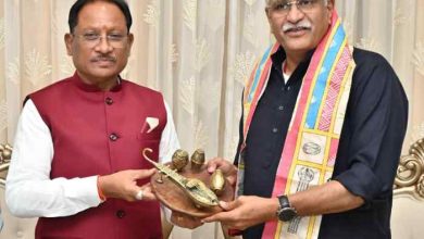 रायपुर: केंद्रीय पर्यटन एवं संस्कृति मंत्री गजेन्द्र सिंह शेखावत ने मुख्यमंत्री विष्णुदेव साय से की सौजन्य भेंट